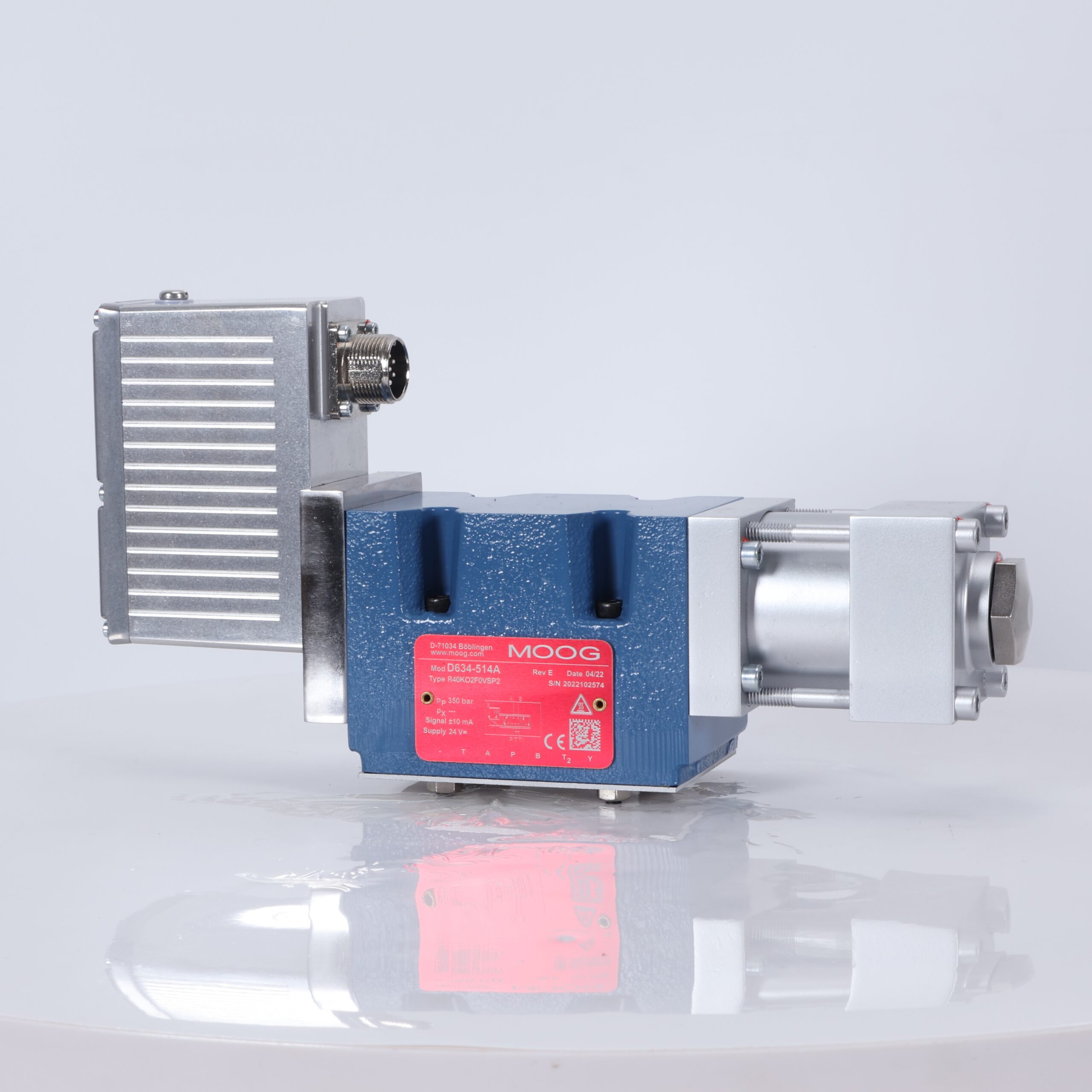 Moog D634-514A Hydraulic Valve Side View Moog D634-514A Servo Valve with Electrical Connector