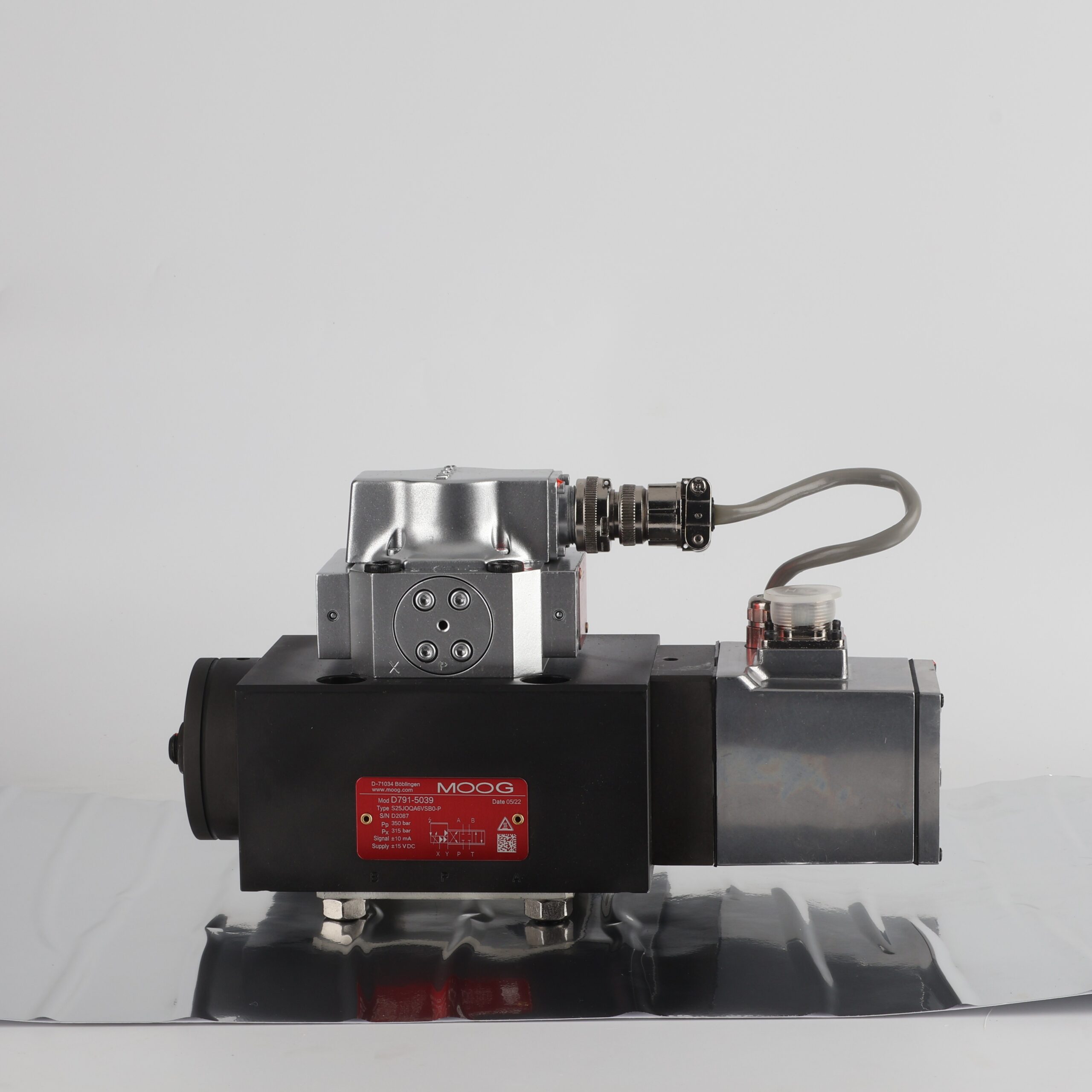 Moog D791-5039 Hydraulic Servo Valve Front View