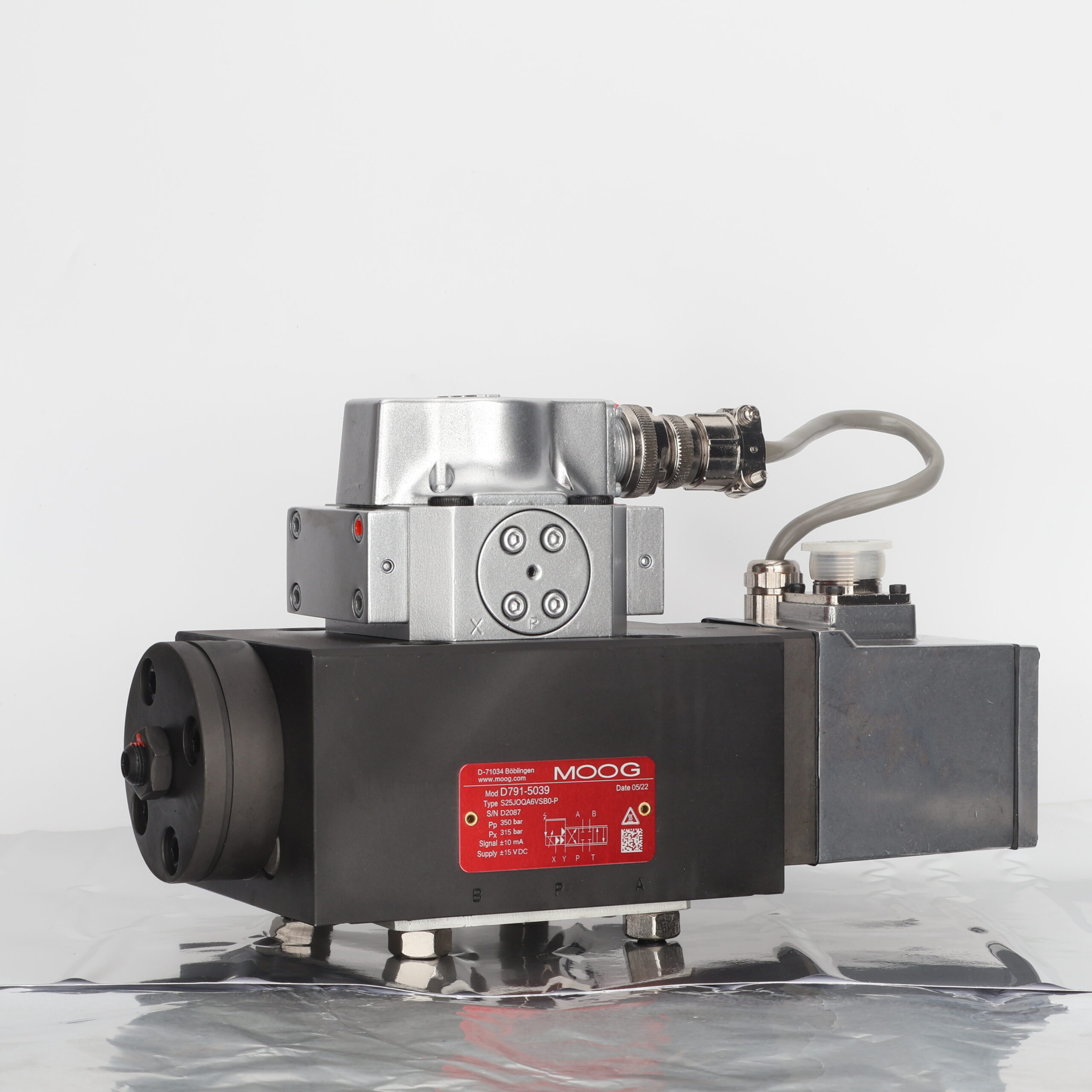 Moog D791-5039 Servo Valve Side View Moog D791-5039 Servo Valve with Electrical Connector